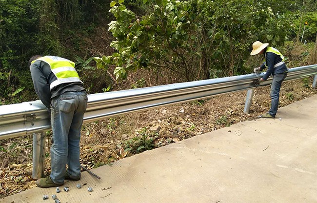 红河高速公路护栏的定期维护与保养