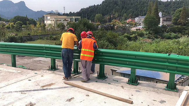 红河高速公路护栏板的维护确保道路安全的关键环节