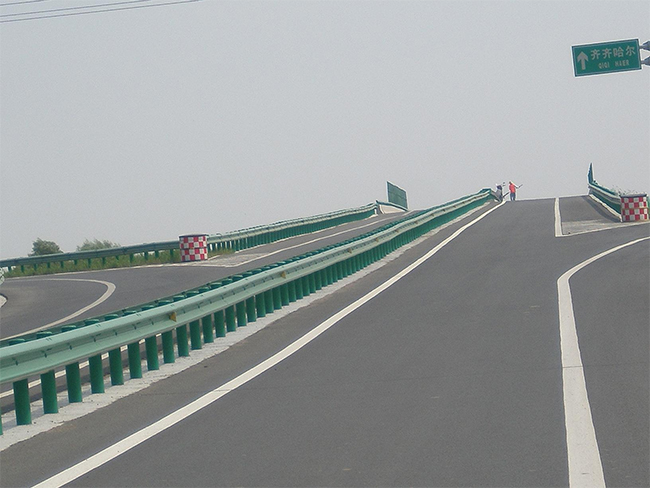 红河高速公路护栏的材质与规格